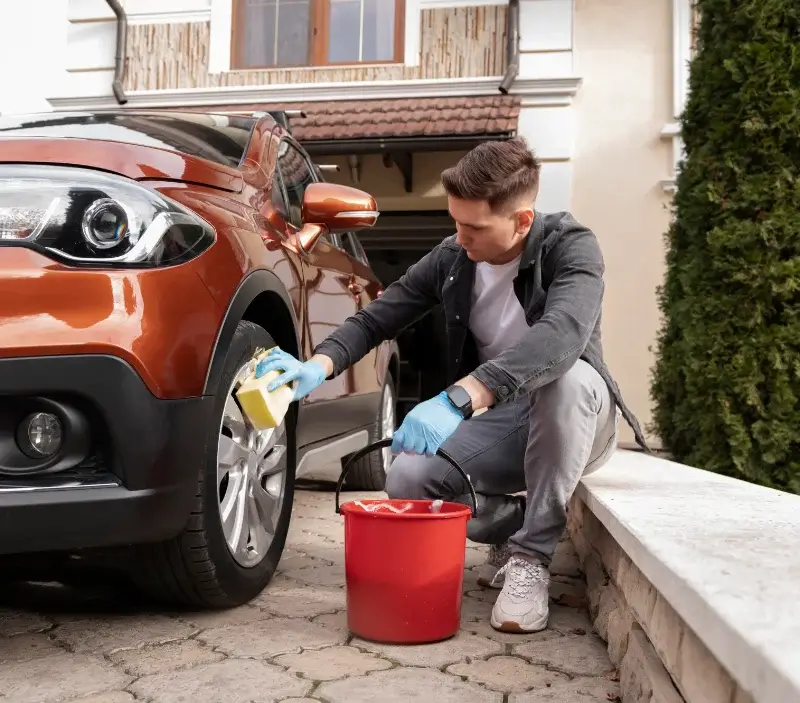 Lavage auto à domicile Crédin : professionnel intervenant sur un véhicule